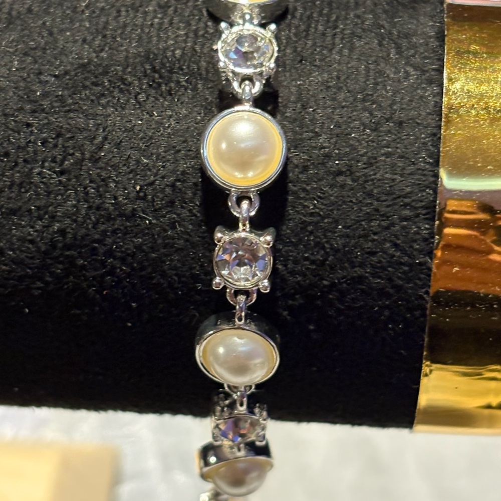 Elegant Silver and Pearl Bracelet